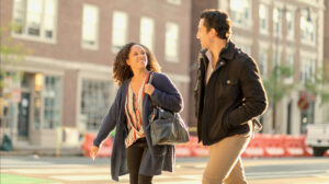 bărbat și femeie mergând prin campusul Universității Harvard